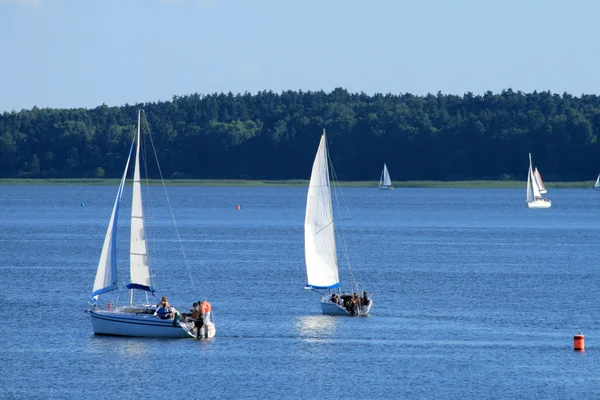 Sjön och segelbåtar — Stockfoto