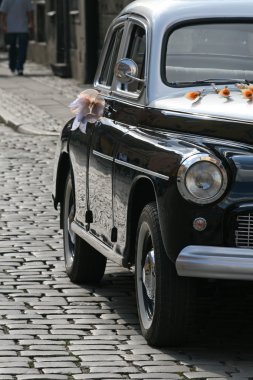 Old stylish wedding car clipart