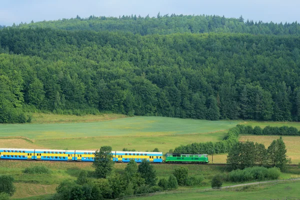 Countrys geçen yolcu treni — Stok fotoğraf