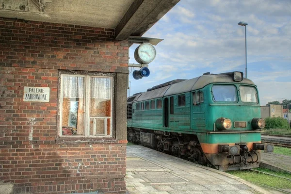 Locomotora diesel en la estación — Foto de Stock