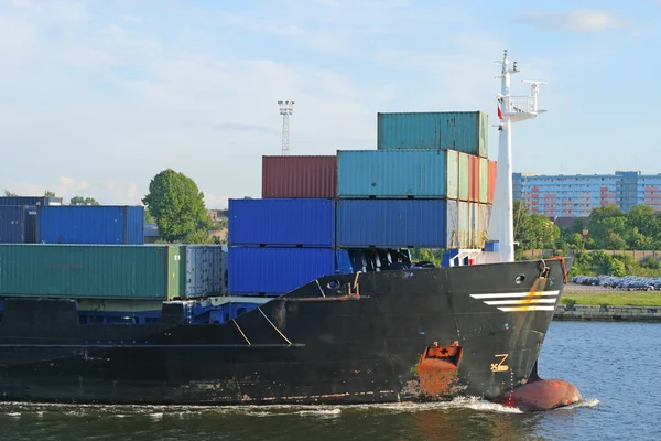 Framsidan av containerfartyget — Stockfoto