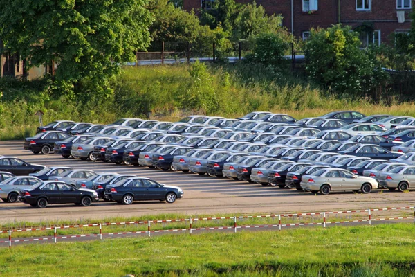 Estacionamento com lote de carros — Fotografia de Stock