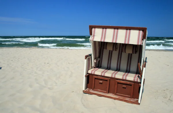 Rieten stoel op het strand — Stockfoto