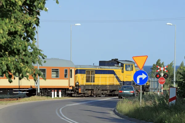 Spoorweg kruising met het passeren van de trein — Stockfoto