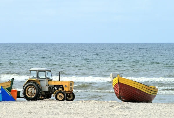 Trator e barco na praia — Fotografia de Stock