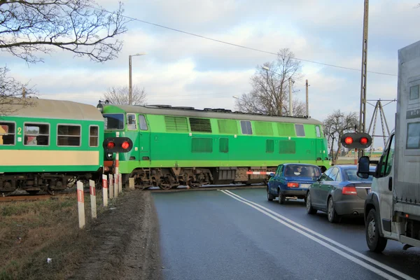 Spoorweg kruising met het passeren van de trein — Stockfoto