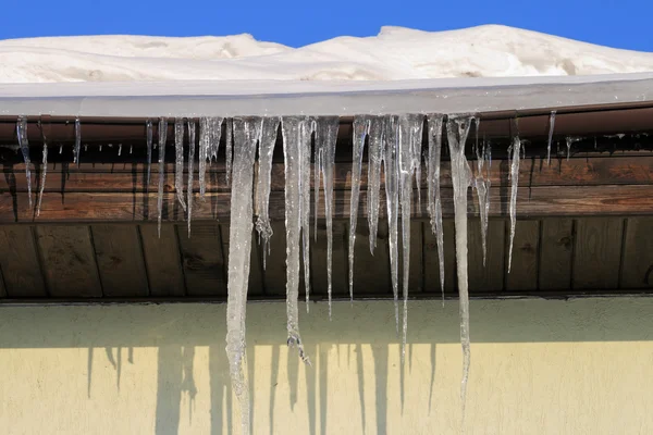 Icicles on the roof — Stock Photo, Image
