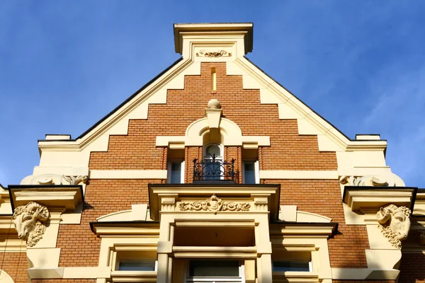 Fasada w górnej części budynku — Zdjęcie stockowe