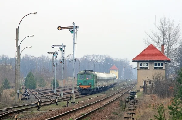 Nákladní vlak ve stanici — Stock fotografie