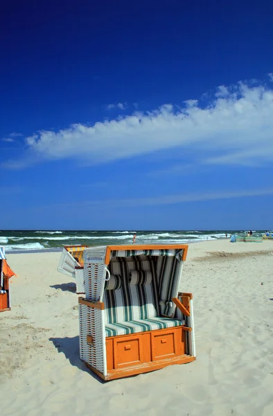 Rieten stoelen op het strand — Stockfoto
