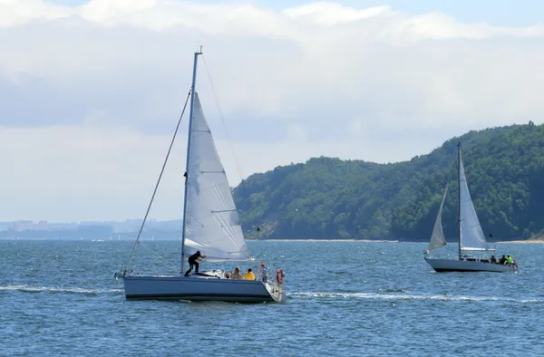 Due barche a vela galleggianti sul mare — Foto Stock