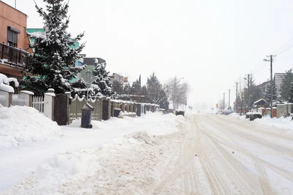 Snöig väg i en by — Stockfoto