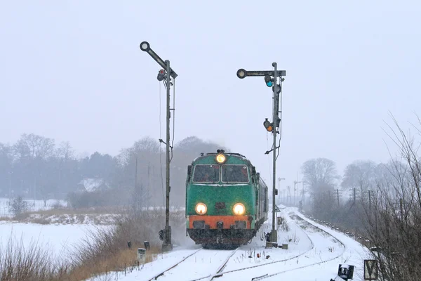 Treno in partenza dalla stazione — Foto Stock