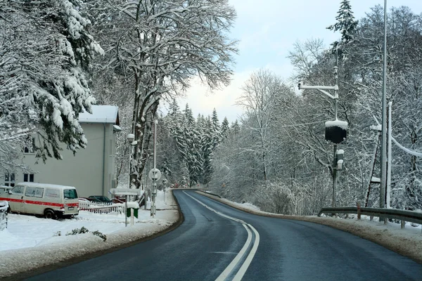Carretera en bosque de invierno —  Fotos de Stock