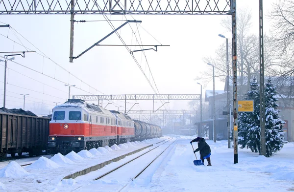 Ağır kış tren istasyonunda — Stok fotoğraf