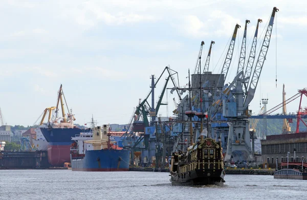 Paisagem industrial em um porto — Fotografia de Stock