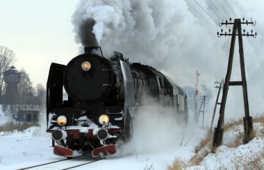 Eski bir buhar treni.