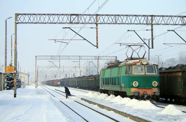 Βαρύ χειμώνα στο σιδηροδρομικό σταθμό — Φωτογραφία Αρχείου
