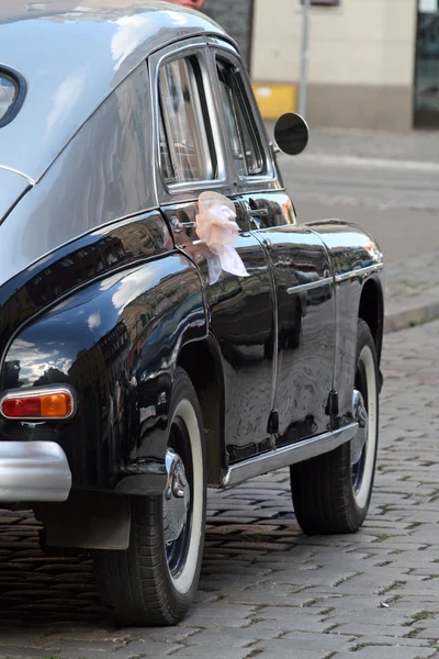 Altes stilvolles Hochzeitsauto — Stockfoto