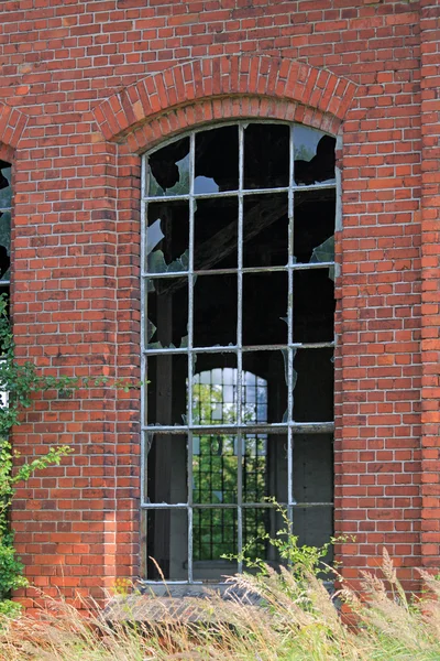 Okno starej zajezdni kolejowej — Zdjęcie stockowe