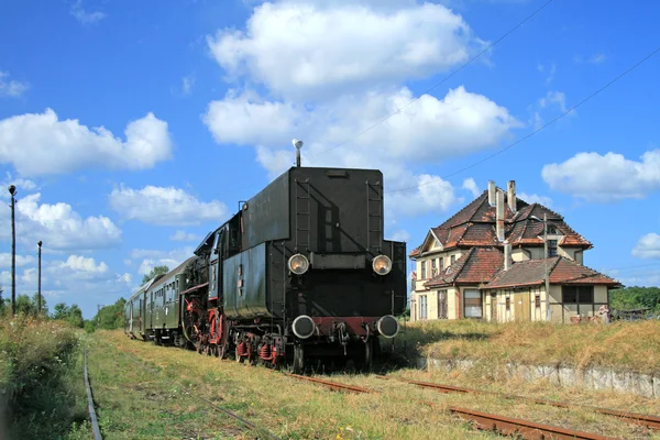 Comboio a vapor na estação — Fotografia de Stock