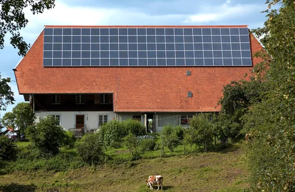 Solární panely v přírodě — Stock fotografie