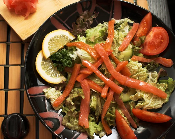 Gerookte zalm salade met tonijn en garnalen Rechtenvrije Stockfoto's