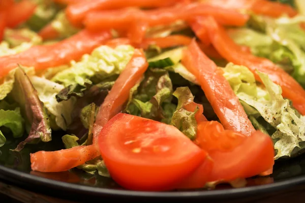 Gerookte zalm salade met tonijn en garnalen Stockfoto
