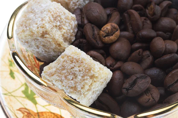 Много натуральных кофейных зерен с сахаром Лицензионные Стоковые Изображения