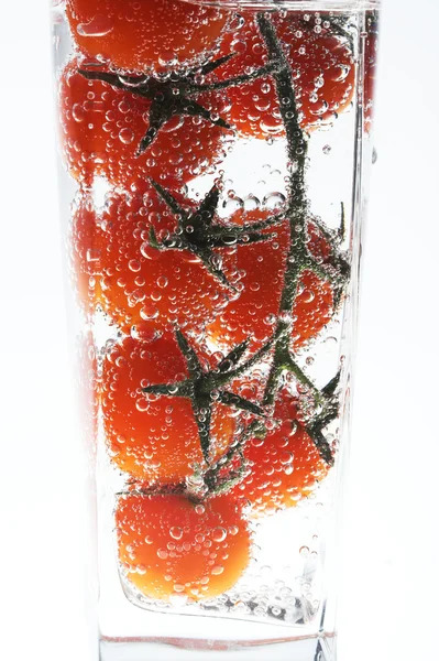 Tomaten in mineraalwater Stockfoto