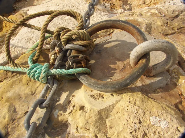Chain and rope mooring — Stock Photo, Image