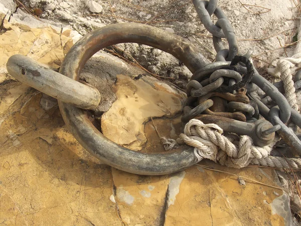 Chain and rope mooring — Stock Photo, Image
