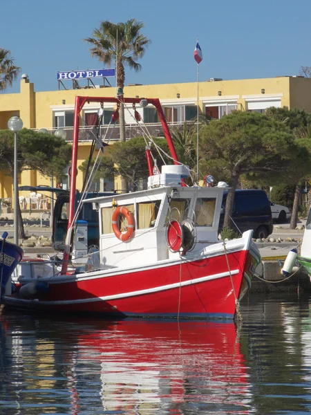 Красная рыбацкая лодка — стоковое фото