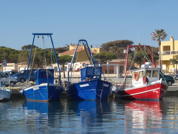Синие и красные рыбацкие лодки — стоковое фото