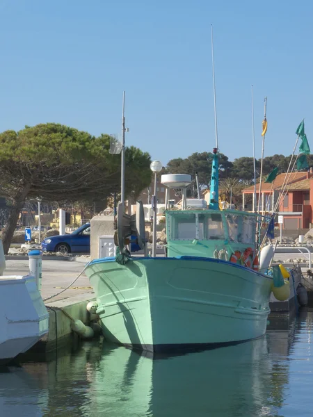Зеленая рыбацкая лодка — стоковое фото