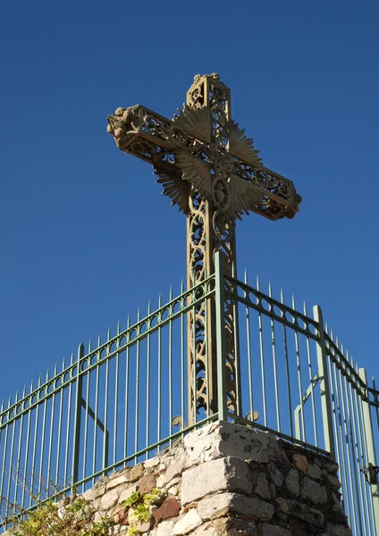 Крест в голубом небе — стоковое фото