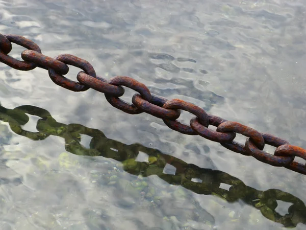 Rusty chain and water reflection — Stock Photo, Image