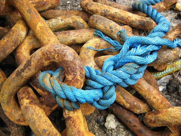 Chain and blue rope — Stock Photo, Image