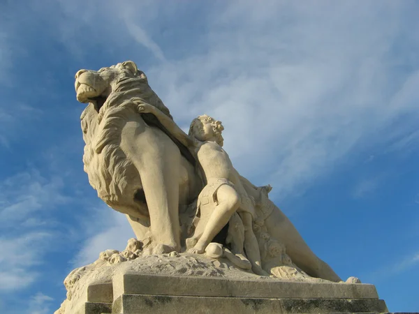 狮子和儿童雕像 — 图库照片
