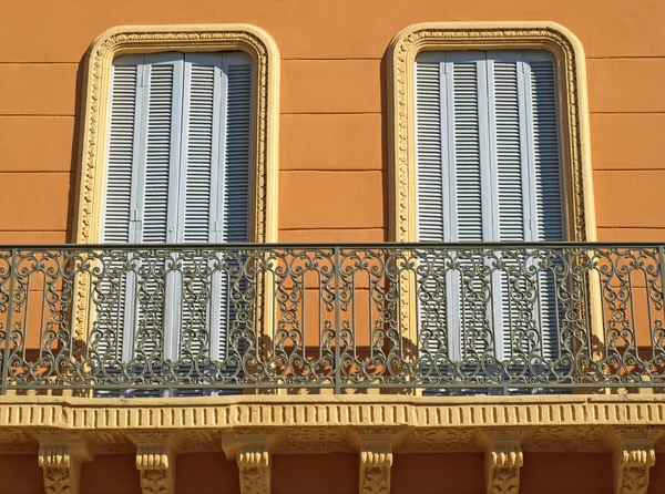 Två fönster på balkong — Stockfoto
