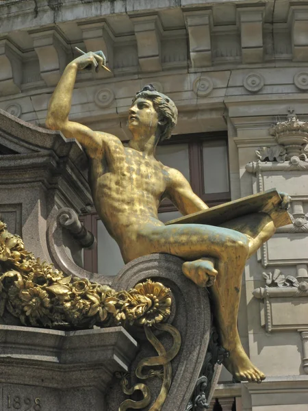 Paryż - złoty posąg — Zdjęcie stockowe