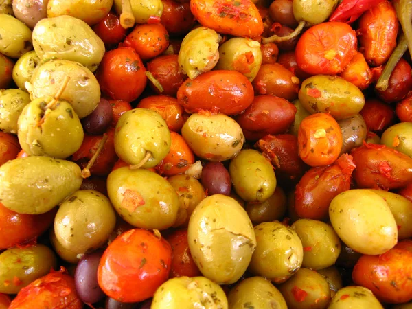 Olive verdi e peperoncini piccanti — Foto Stock