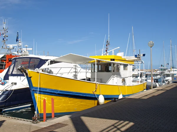 Желтая и синяя лодка — стоковое фото