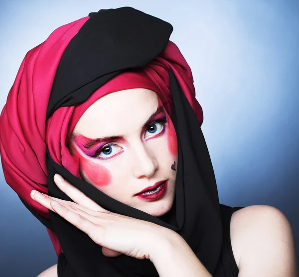 Junge Frau mit kreativem Make-up — Stockfoto