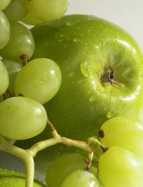 Yeşil elma ve üzüm