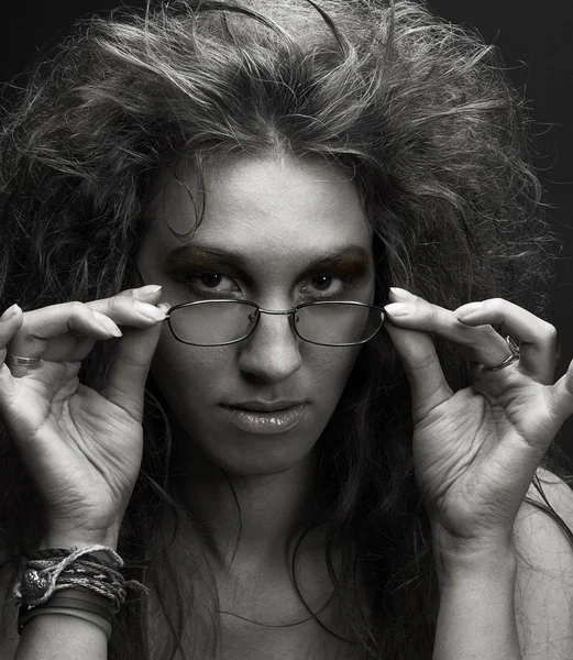Fiatal nő szemüveggel — Stock Fotó