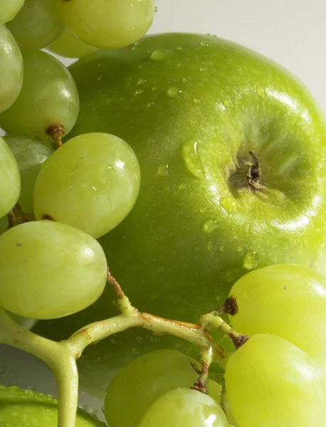 Manzanas verdes y uvas — Foto de Stock