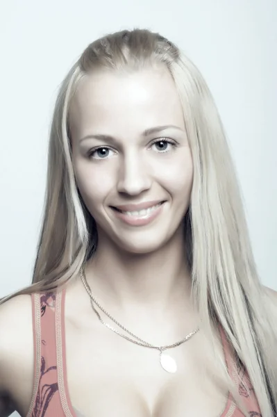 Jeune femme aux longs cheveux blonds . — Photo