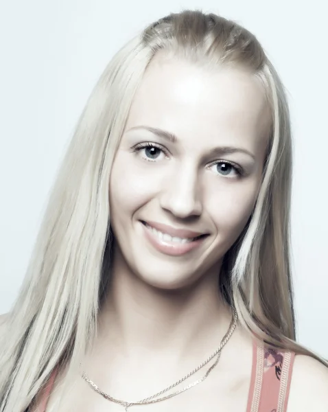 Junge Frau mit langen blonden Haaren. — Stockfoto
