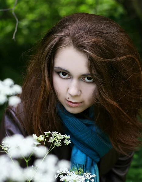 青のスカーフで若い女性の肖像画 — ストック写真